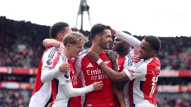 Arsenal narrowly defeats Chelsea, while Manchester United secures a victory over Leicester