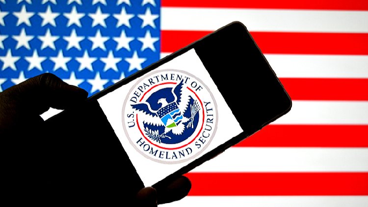 U.S. immigration authority erroneously instructs Ukrainian refugees to depart