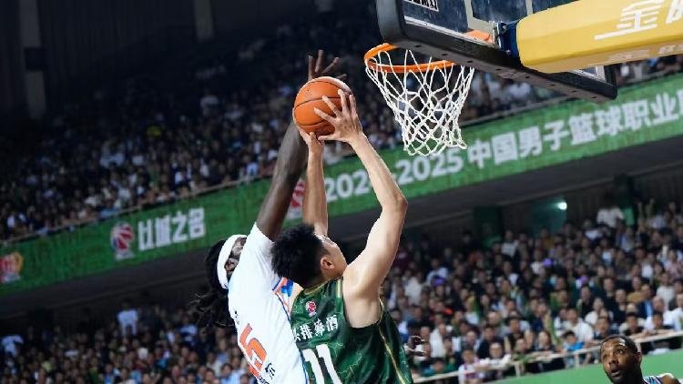 CBA Match Update: Xinjiang Narrowly Defeats Nanjing, Zhejiang Ties with Qingdao in Playoffs