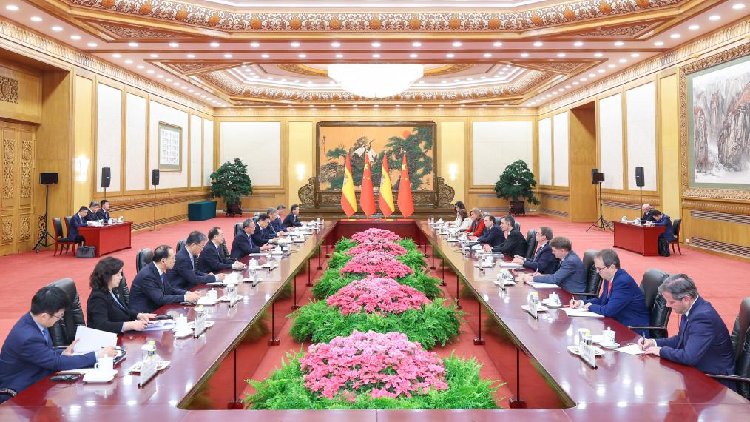 Premier Li Asserts: U.S. Tariffs Damage Global Trade and Economy