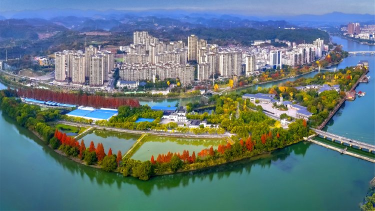 Premier Li Presides Over Discussion on Safeguarding Rivers and Lakes, Enhancing Child Welfare