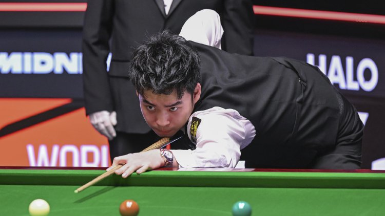 Si narrowly defeats Woollaston to advance to the World Snooker Championship quarterfinals