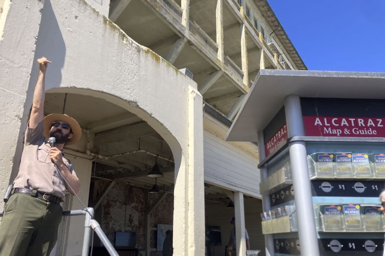 Trump, isolated in his plan to reopen the notorious "Alcatraz"