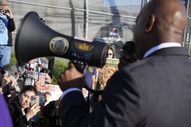 New Jersey Mayor Ras Baraka Taken into Custody at ICE Facility